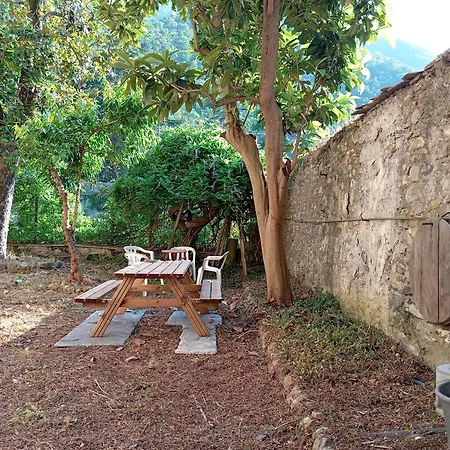 Appartamento Medieval Pieve Essenza di Riviera - holiday home with garden, WiFi&parking