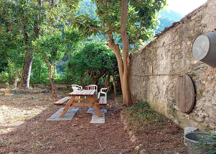 Appartamento Medieval Pieve Essenza di Riviera - holiday home with garden, WiFi&parking
